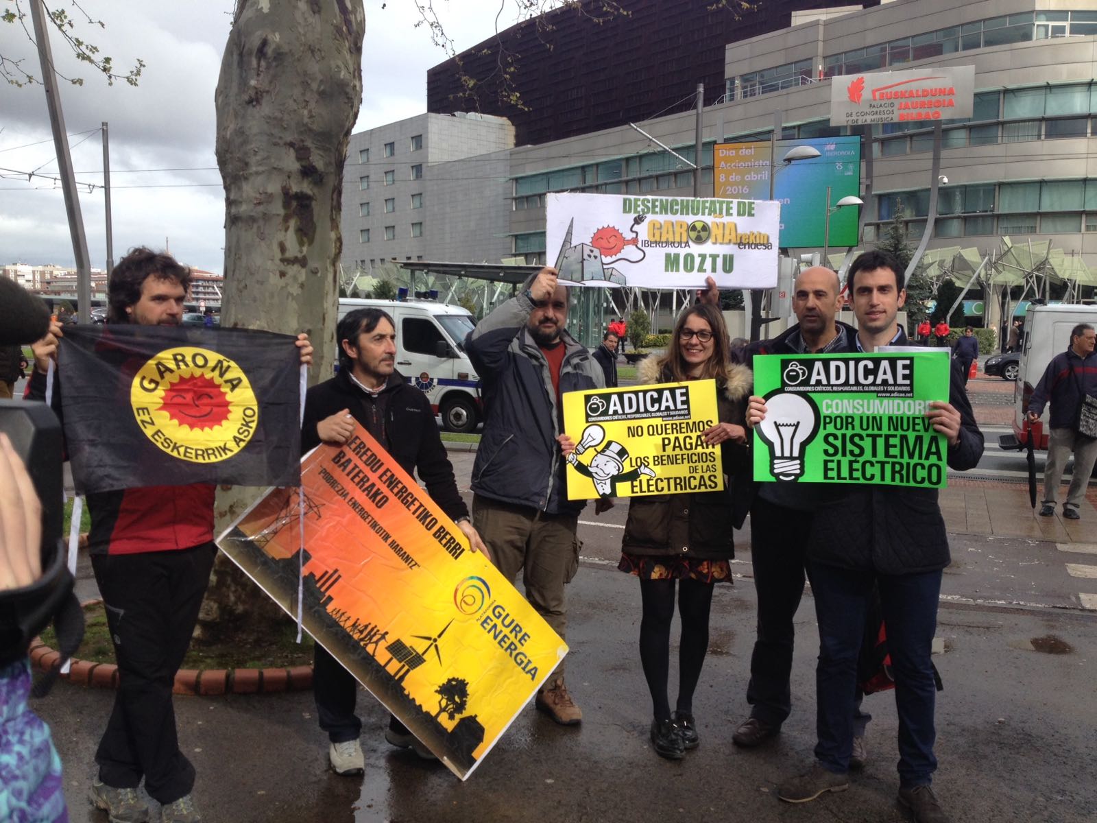 Consumidores y ecologistas reclaman en la Junta de Iberdrola acabar con los cortes de luz, cerrar Garoña y el fin del carbón