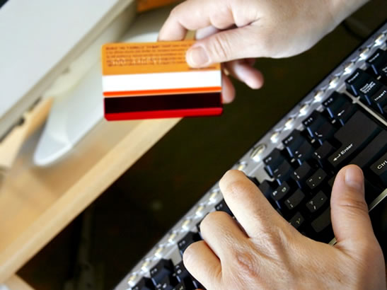 Las reclamaciones por tarjetas bancarias aumentan un 60% durante los meses de verano