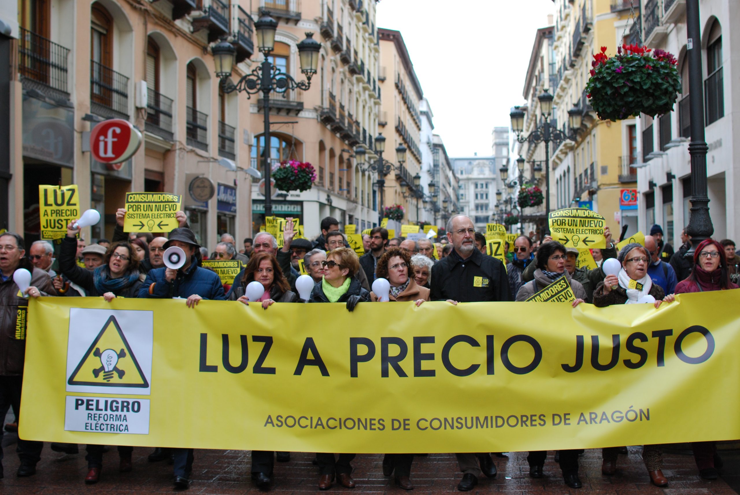 Miles de personas inician en toda España una campaña por una ‘Luz a Precio Justo’